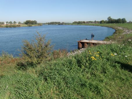 Beesel NL : Drakenweg, hinter der Kornmühle verläuft die Maas